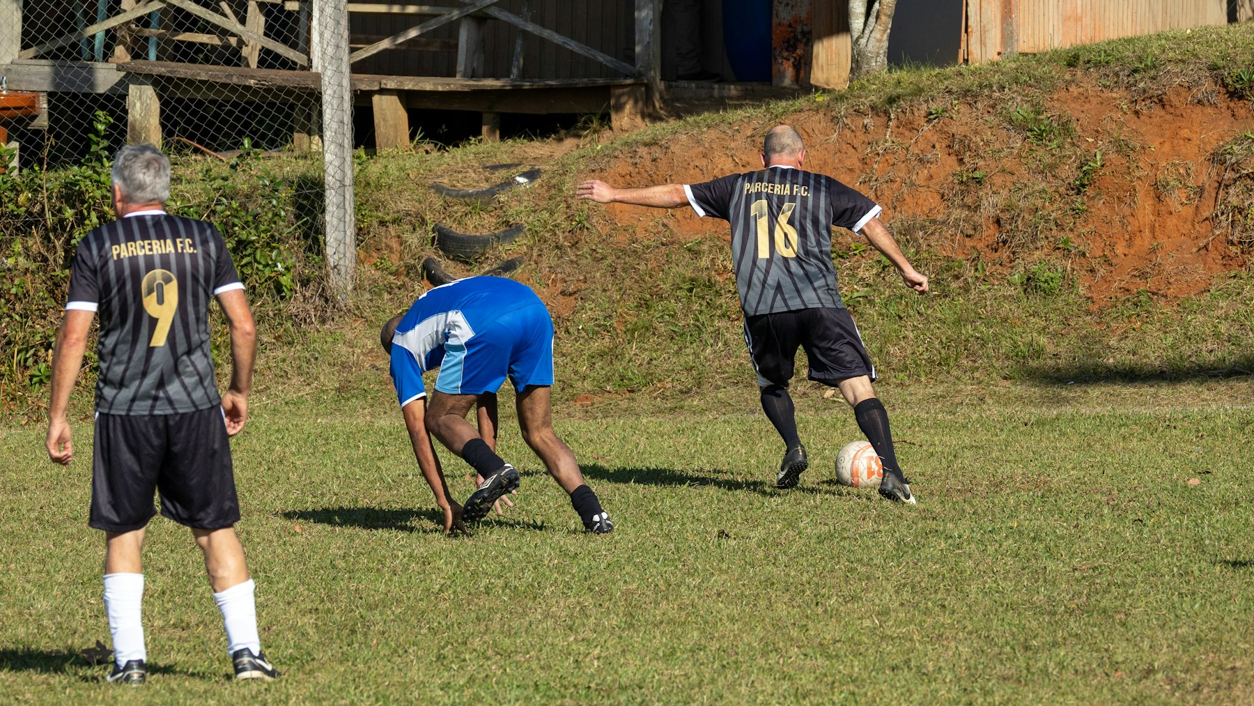 Match amateur sur un terrain en herbe
